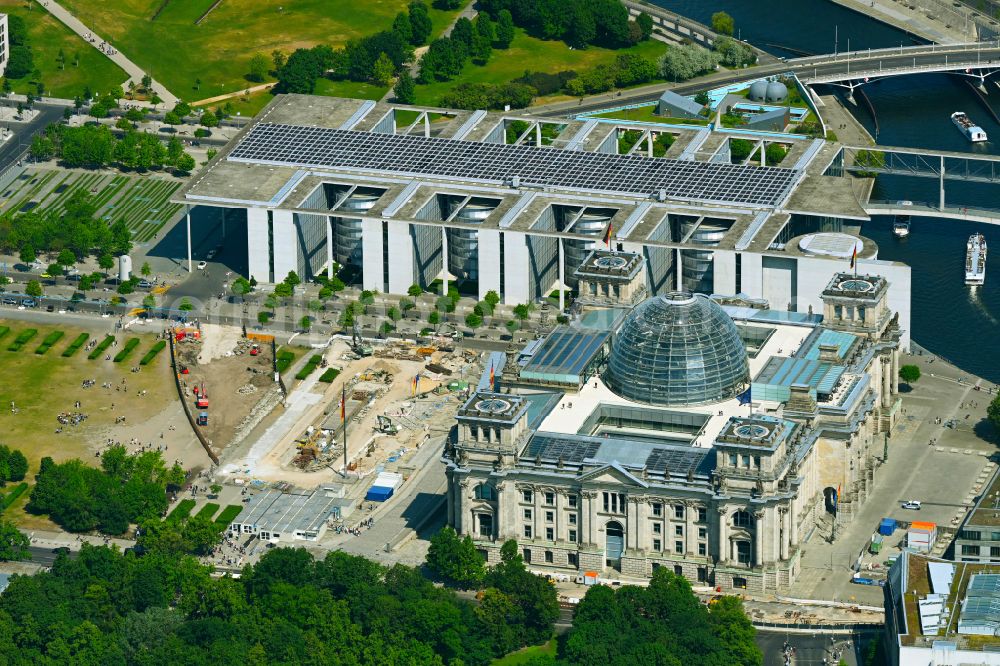 Berlin from above - Construction site for the new construction of a visitor and information center with a safety ditch and protective strip in front of the Berlin Reichstag - Reichstag building and seat of the German Bundestag on Platz der Republik in the Mitte district of Berlin