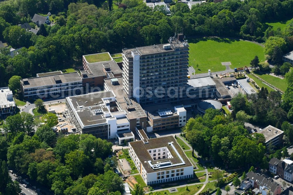 Aerial photograph Mönchengladbach - Construction site for a new extension to the hospital grounds Elisabeth-Krankenhaus Rheydt on Hubertusstrasse in Moenchengladbach in the state North Rhine-Westphalia, Germany