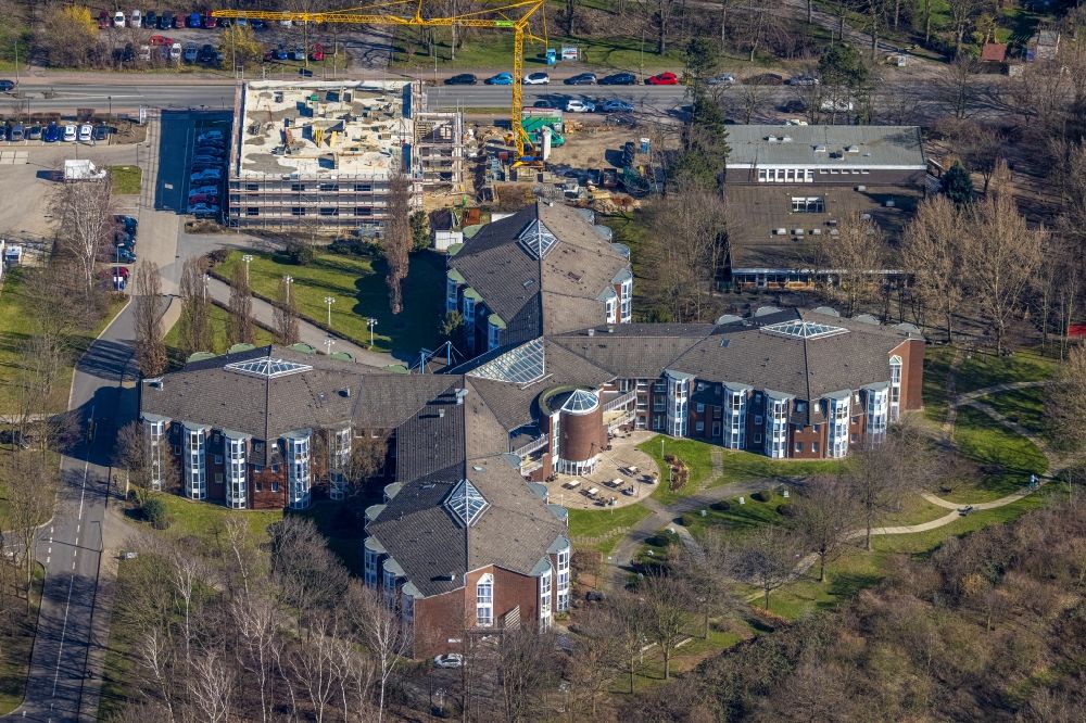 Aerial image Duisburg - Construction site for a new extension to the hospital grounds Evangelisches Krankenhaus Duisburg-Nord next to the Wohnstift Walter Cordes am Roettgersbach on Fahrner Strasse in the district Roettgersbach in Duisburg in the state North Rhine-Westphalia, Germany