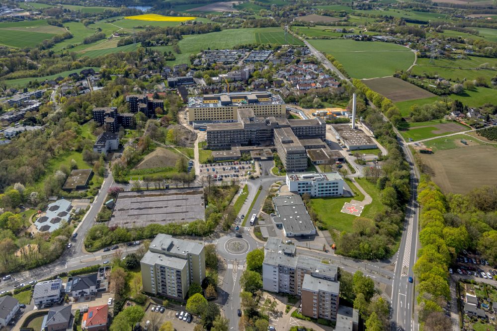 Aerial photograph Velbert - Construction site for a new extension to the hospital grounds Helios Klinikum Niederberg on Robert-Koch-Strasse in Velbert in the state North Rhine-Westphalia, Germany