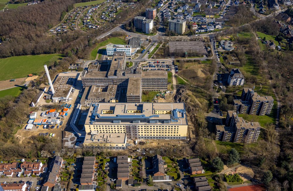 Aerial photograph Velbert - Construction site for a new extension to the hospital grounds Helios Klinikum Niederberg on Robert-Koch-Strasse in Velbert in the state North Rhine-Westphalia, Germany