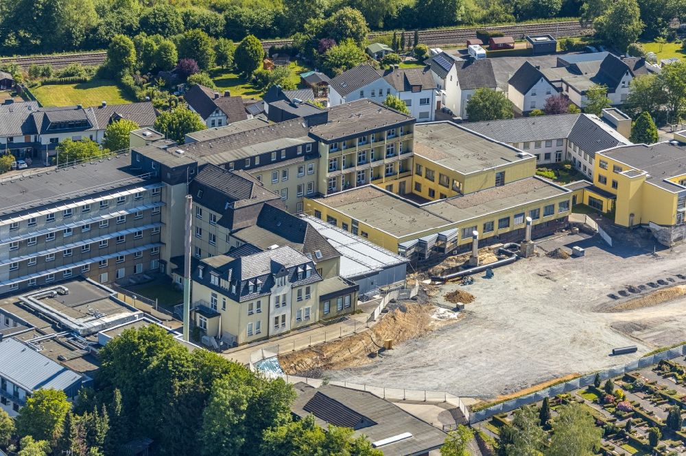 Aerial photograph Arnsberg - Construction site for a new extension to the hospital grounds Klinikum Hochsauerland in Arnsberg in the state North Rhine-Westphalia, Germany