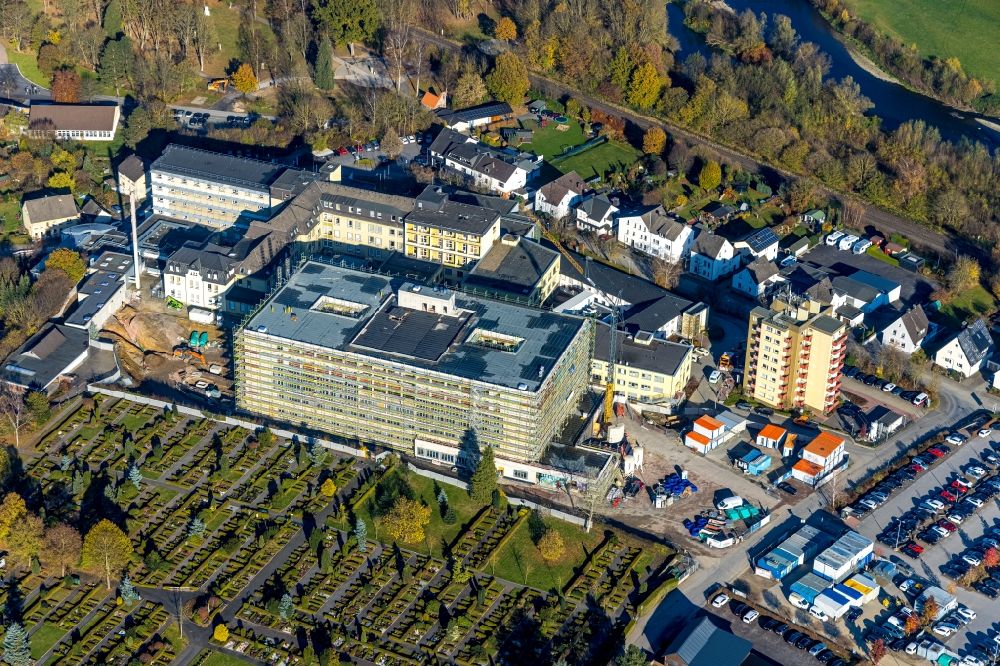 Aerial photograph Arnsberg - Construction site for a new extension to the hospital grounds Klinikum Hochsauerland in Arnsberg at Ruhrgebiet in the state North Rhine-Westphalia, Germany