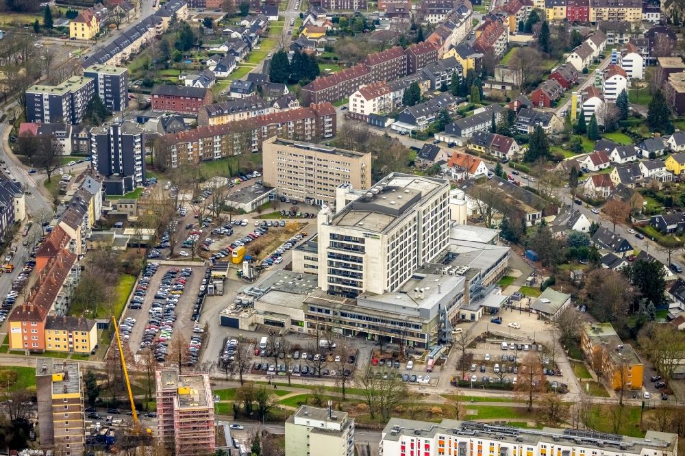 Herne from the bird's eye view: Construction site for a new extension to the hospital grounds Marienhospital Herne - Klinik Mitte Medizinische Klinik III - Haematologie / Onkologie on Hoelkeskonpring in Herne in the state North Rhine-Westphalia