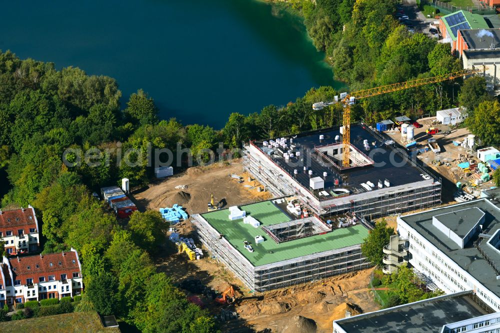 Aerial photograph Lüneburg - Construction site for a new extension to the hospital grounds Psychiatrische Klinik Lueneburg on street Am Wienebuetteler Weg in the district Ochtmissen in Lueneburg in the state Lower Saxony, Germany