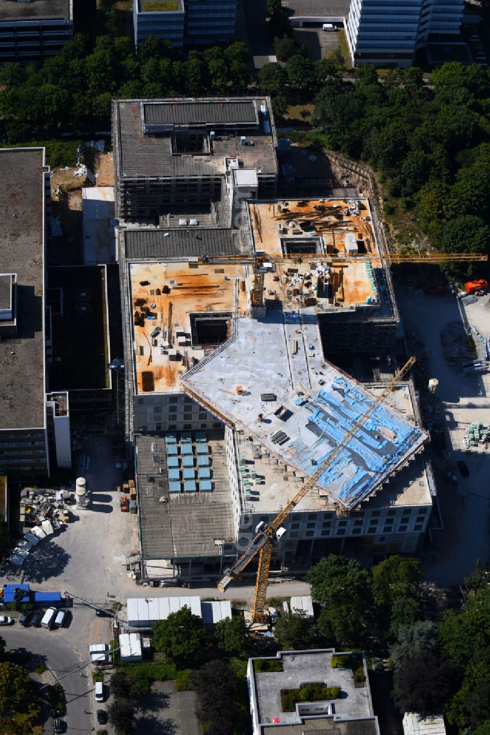 Karlsruhe from above - Construction site for a new extension to the hospital grounds St. Vincentius-Kliniken gAG on Steinhaeuserstrasse in the district Suedweststadt in Karlsruhe in the state Baden-Wurttemberg, Germany
