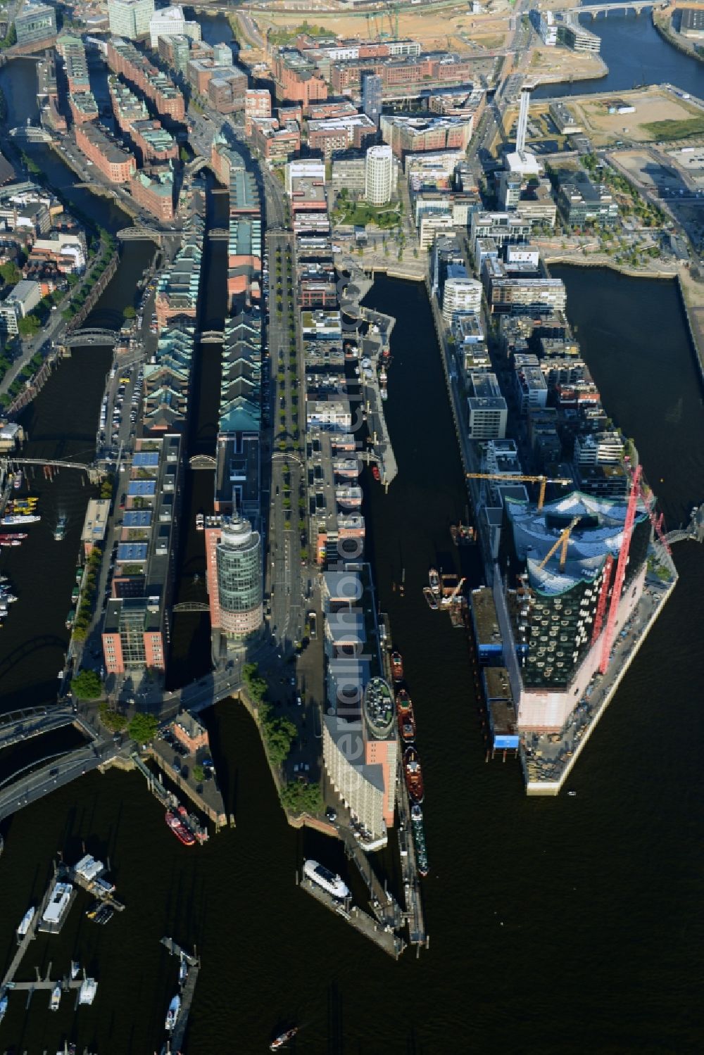 Hamburg from the bird's eye view: Construction site of the Elbe Philharmonic Hall on the banks of the Elbe in the warehouse district of Hamburg