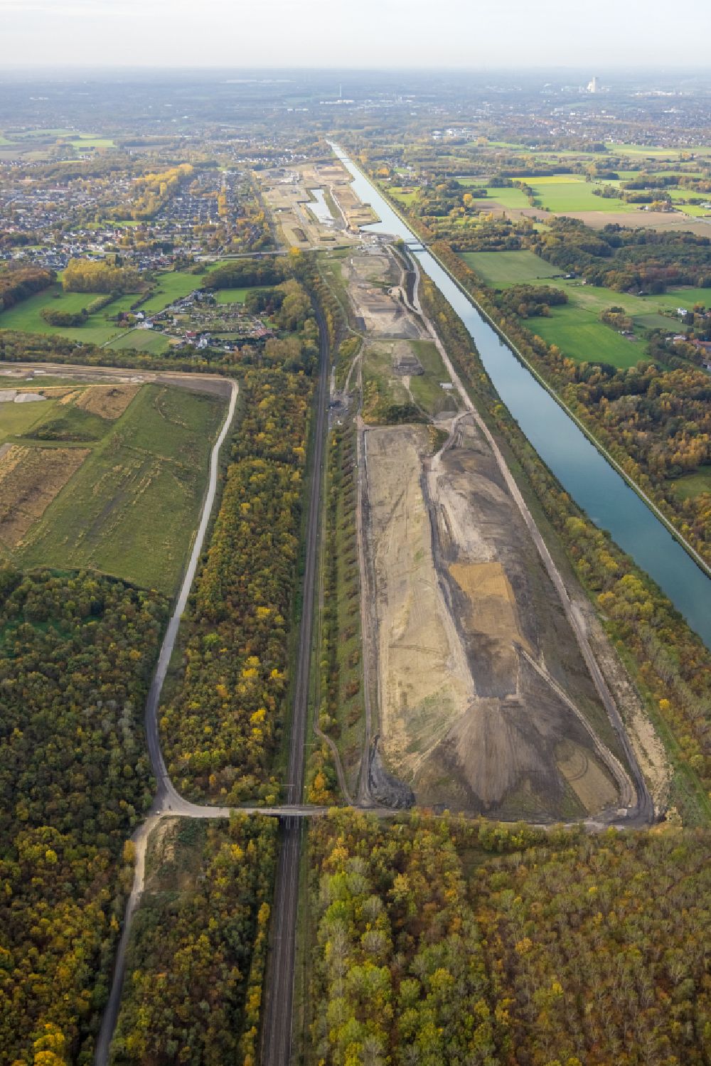 Aerial image Bergkamen - Construction site with development works and embankments works along the waterway of the Datteln-Hamm Canal northeast of the planned water town in Bergkamen at Ruhrgebiet in the state North Rhine-Westphalia, Germany