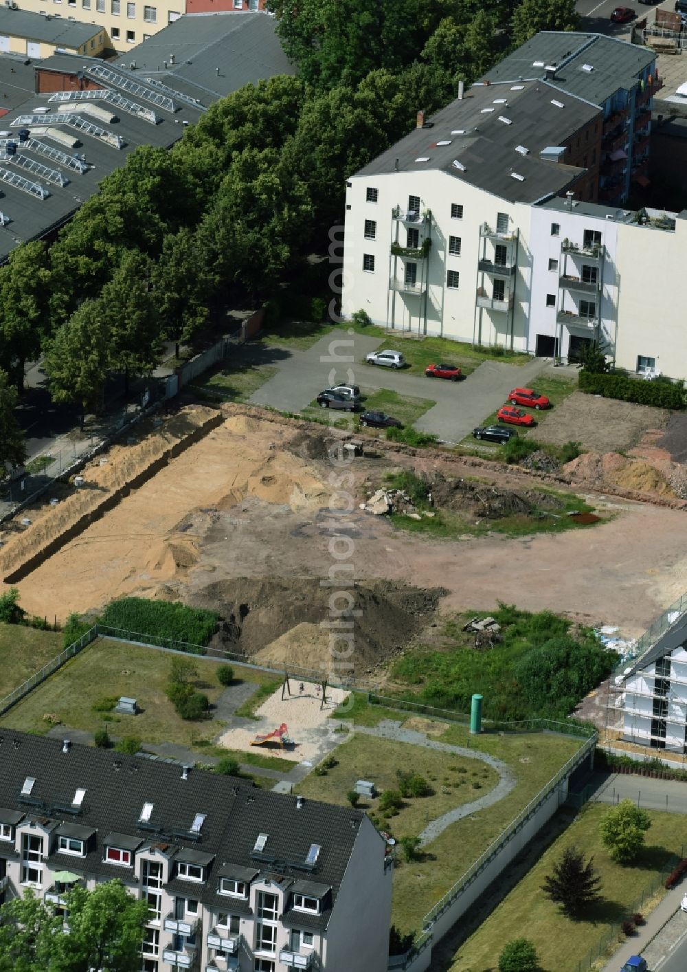 Magdeburg from above - Construction site with development works and embankments works in a residential area between Fichtestreet and Langer Weg in the district Sudenburg in Magdeburg in the state Saxony-Anhalt
