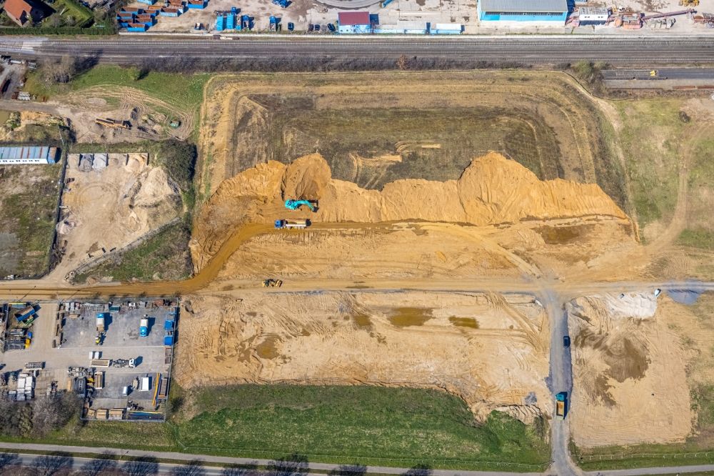 Voerde (Niederrhein) from the bird's eye view: Construction site with development, foundation, earth and landfill works on Boeskenstrasse in the district Emmelsum in Voerde (Niederrhein) in the state North Rhine-Westphalia, Germany