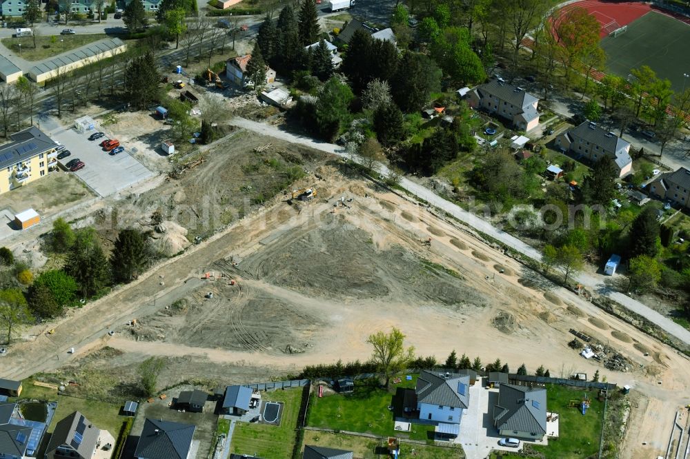 Bernau from the bird's eye view: Construction site with development, foundation, earth and landfill works for the new building of the Kaethe-Paulus-Strasse and residential buildings with a large underground car park between Oranienburger Strasse - Fichtestrasse and Schoenower Chaussee in Bernau in the state Brandenburg, Germany
