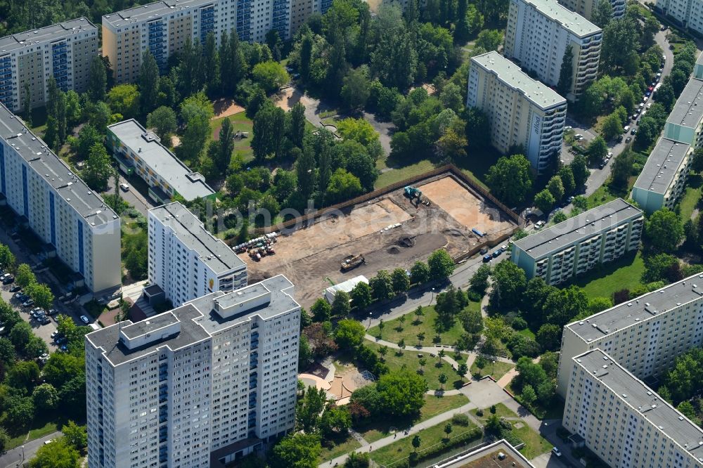 Berlin from the bird's eye view: Construction site for the new building of Asylum accommodation buildings MUF on Murtzaner Ring in the district Marzahn in Berlin, Germany