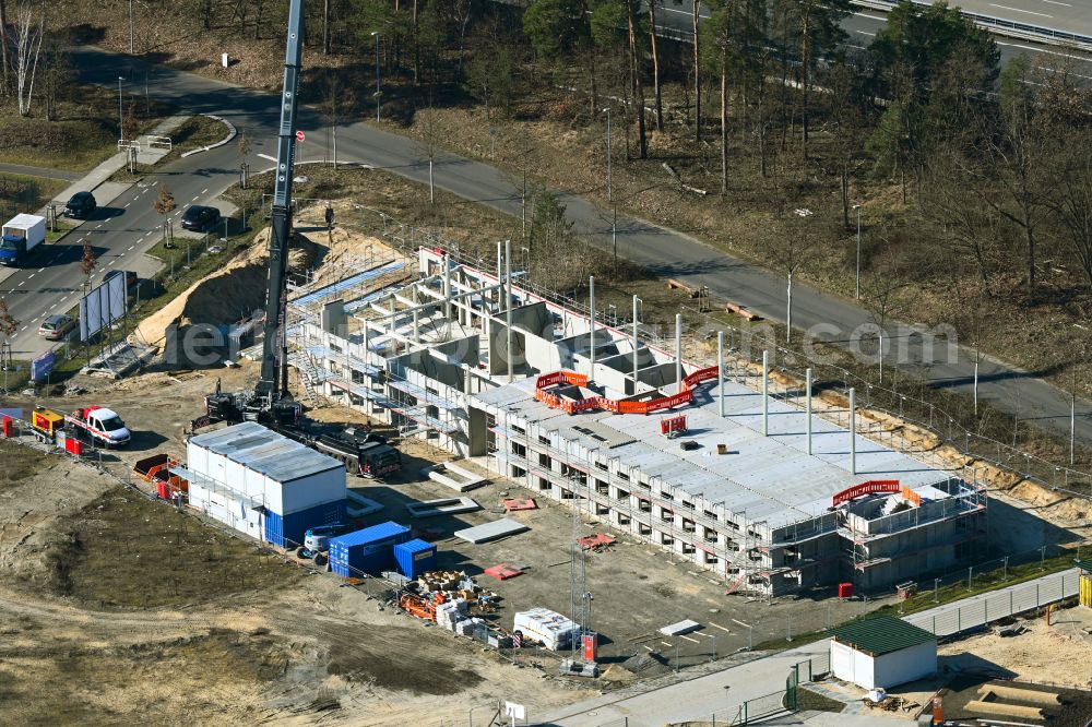Aerial photograph Kleinmachnow - Construction site for the new building of Asylum accommodation buildings on street Fahrenheitstrasse - Dreilindener Weg - Celsiusstrasse in Kleinmachnow in the state Brandenburg, Germany