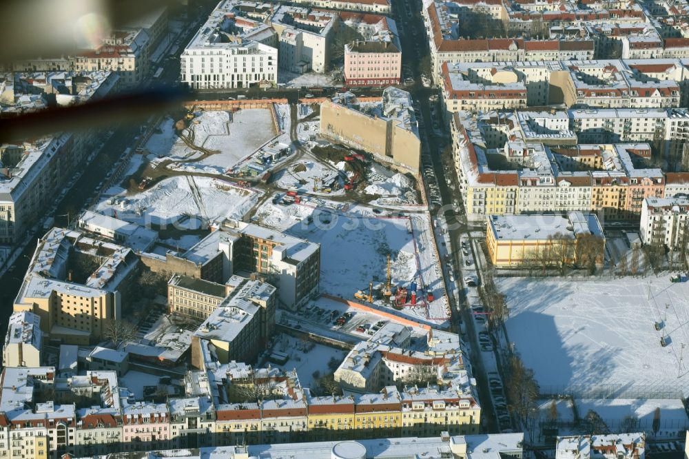 Berlin from above - Site Freudenberg complex in the residential area of the Boxhagener Strasse in Berlin Friedrichshain. In wintry snowy conditions currently Public Works for groundwater lowering and ground investigation by the civil engineering firm POLLEMS GMBH special be done
