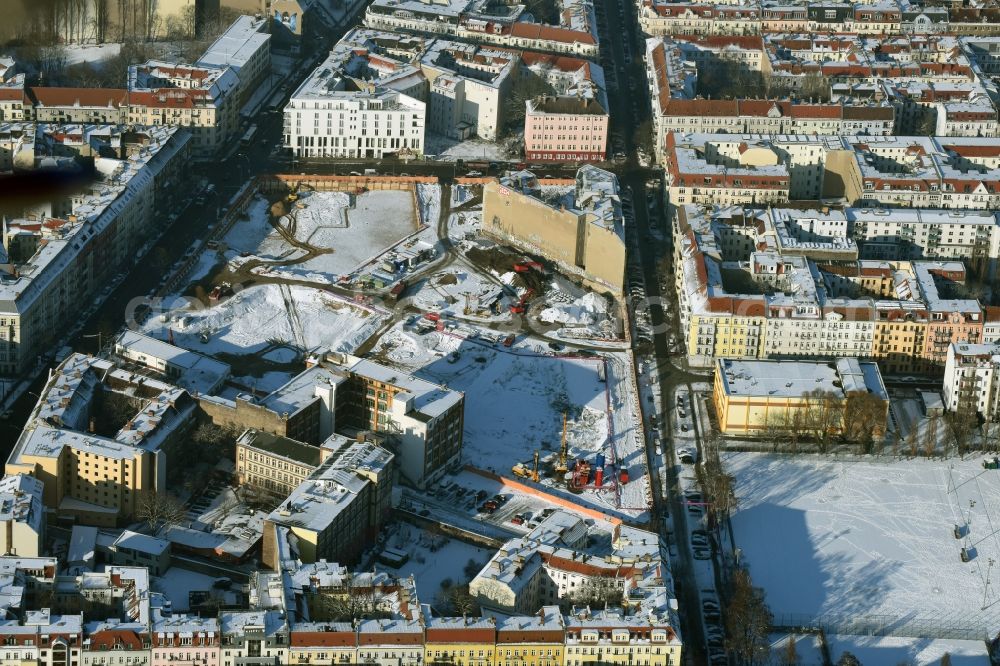 Berlin from the bird's eye view: Site Freudenberg complex in the residential area of the Boxhagener Strasse in Berlin Friedrichshain. In wintry snowy conditions currently Public Works for groundwater lowering and ground investigation by the civil engineering firm POLLEMS GMBH special be done