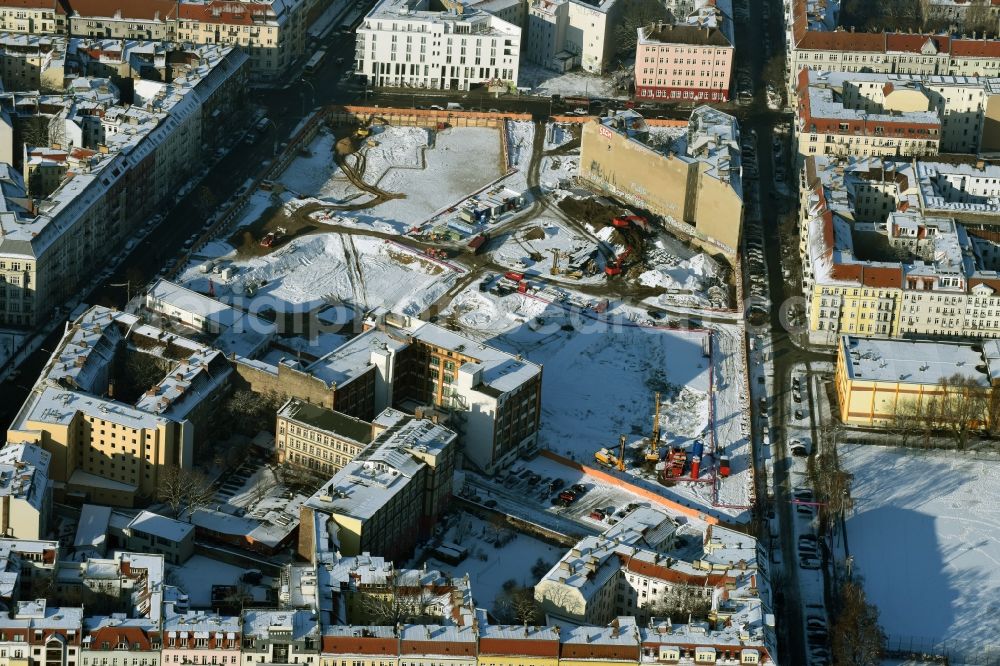 Aerial image Berlin - Site Freudenberg complex in the residential area of the Boxhagener Strasse in Berlin Friedrichshain. In wintry snowy conditions currently Public Works for groundwater lowering and ground investigation by the civil engineering firm POLLEMS GMBH special be done