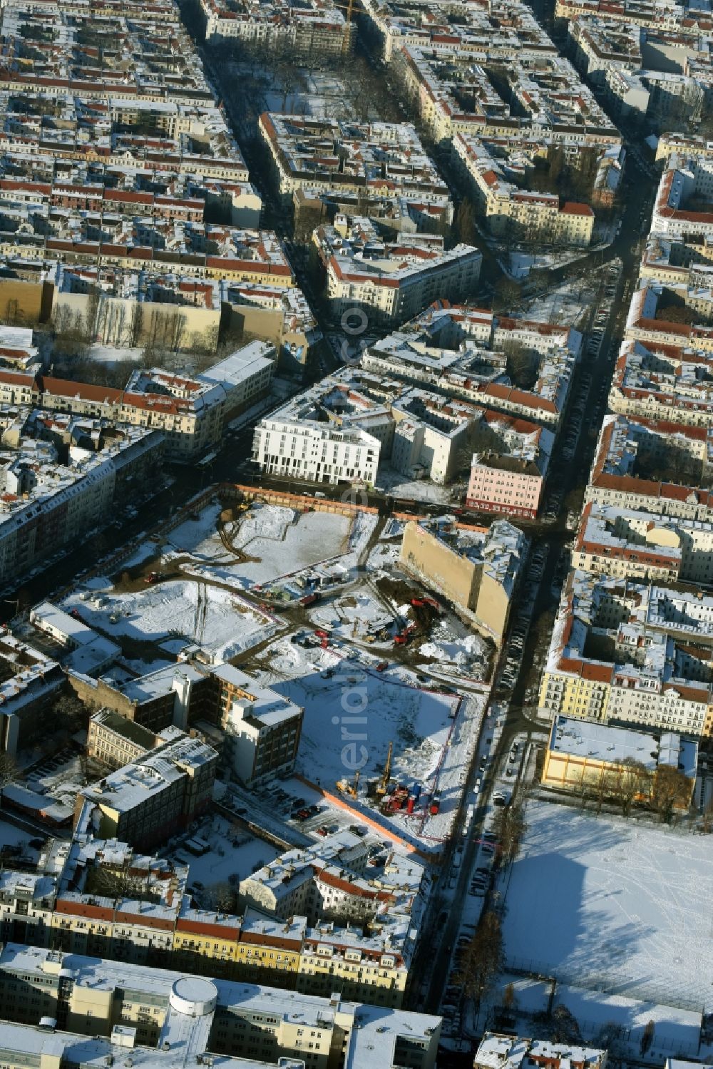 Aerial photograph Berlin - Site Freudenberg complex in the residential area of the Boxhagener Strasse in Berlin Friedrichshain. In wintry snowy conditions currently Public Works for groundwater lowering and ground investigation by the civil engineering firm POLLEMS GMBH special be done