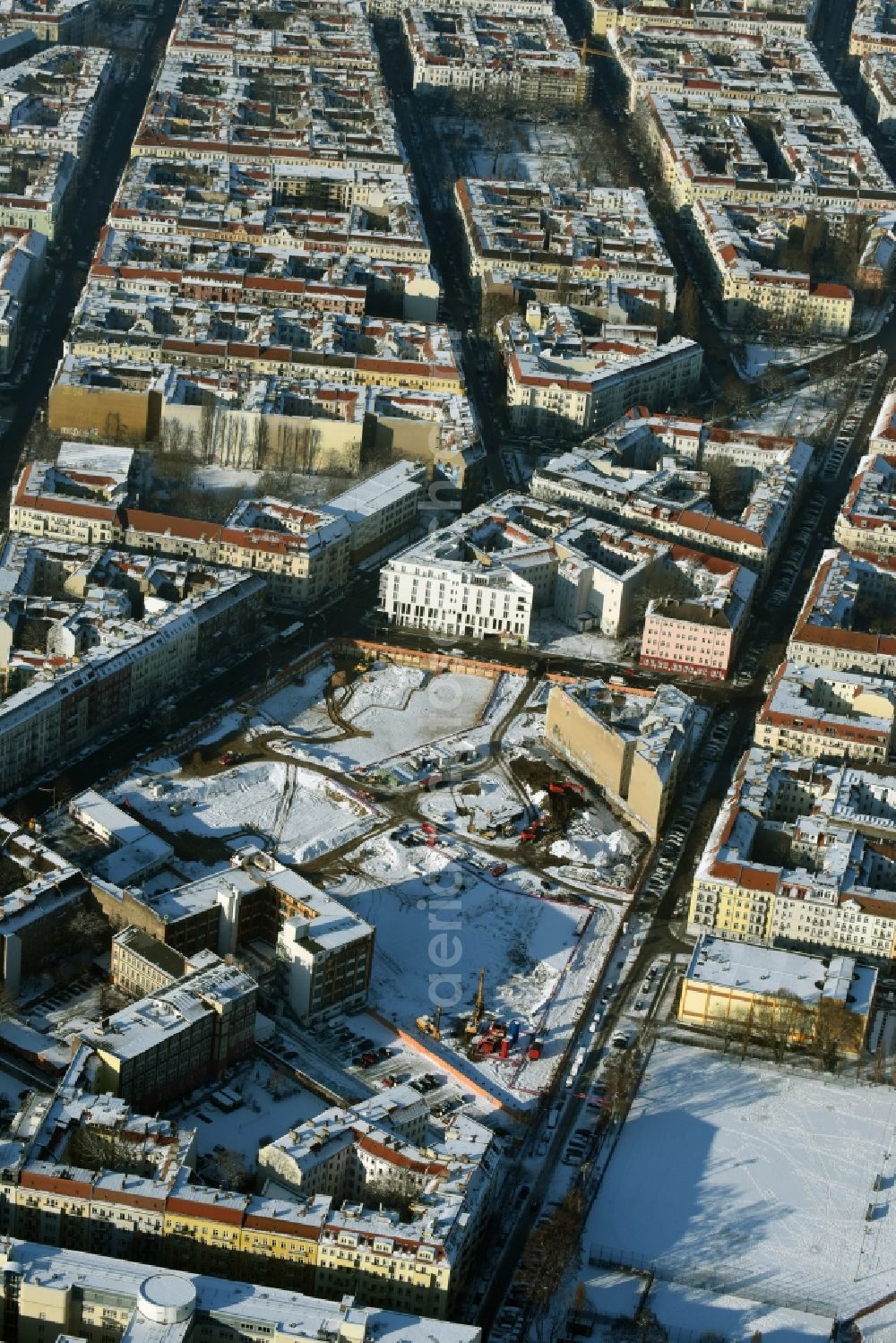 Berlin from the bird's eye view: Site Freudenberg complex in the residential area of the Boxhagener Strasse in Berlin Friedrichshain. In wintry snowy conditions currently Public Works for groundwater lowering and ground investigation by the civil engineering firm POLLEMS GMBH special be done