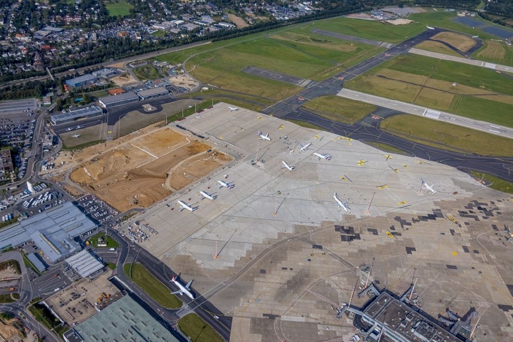 Düsseldorf from the bird's eye view: Construction site on the airport site with check-in buildings and terminals in Duesseldorf at Ruhrgebiet in the state North Rhine-Westphalia, Germany