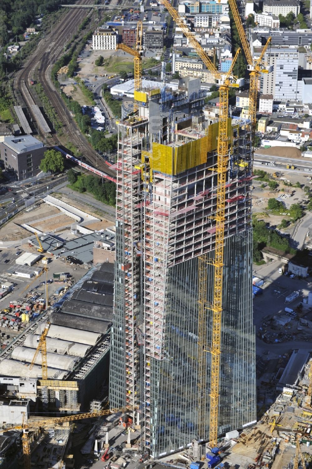 Frankfurt am Main from the bird's eye view: High-rise construction of the twin towers of the ECB's headquarters in Frankfurt / Main in Hesse. The new headquarters of the European Central Bank is a design by the architects of Coop Himmelb (l) au