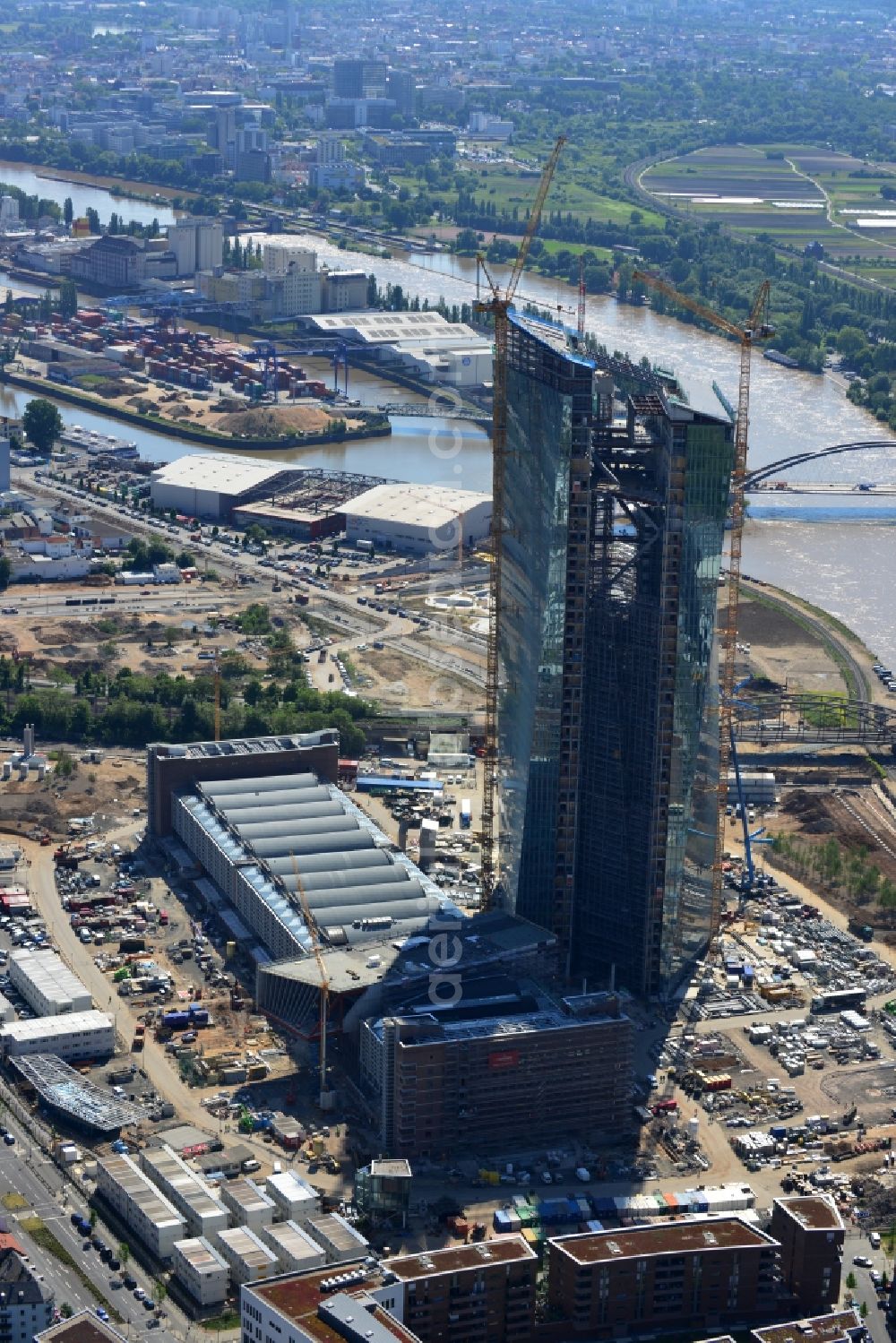 Aerial image Frankfurt am Main - High-rise construction of the twin towers of the ECB's headquarters in Frankfurt / Main in Hesse. The new headquarters of the European Central Bank is a design by the architects of Coop Himmelb (l) au