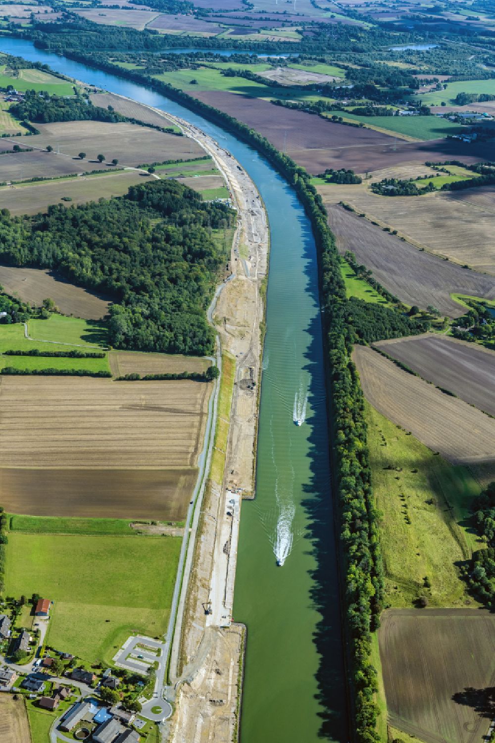 Aerial photograph Lindau - Construction site canal course and bank areas of the waterway of the inland navigation Kiel Canal in Lindau in the state Schleswig-Holstein, Germany