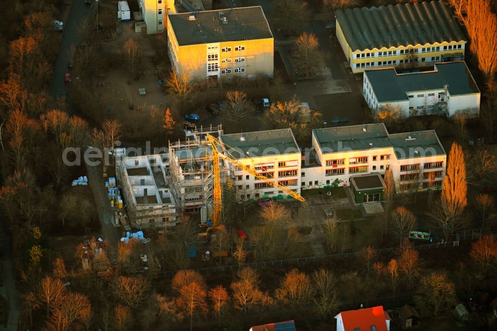 Berlin from the bird's eye view: New construction site for the construction of a kindergarten building and Nursery school and the campus of the Jugendwerk Aufbau Ost JAO gGmbH on Nossener Strasse in the district Hellersdorf in Berlin, Germany