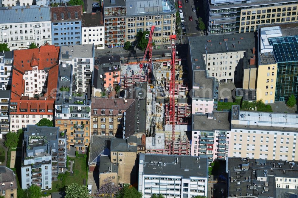 Aerial image Berlin - In the Chaussee street in the Mitte district of Berlin currently being built, Peach Property Group AG according to designs by the architect Annette Axthelm the luxury residential project Living108. Emergence are here small apartments and penthouses