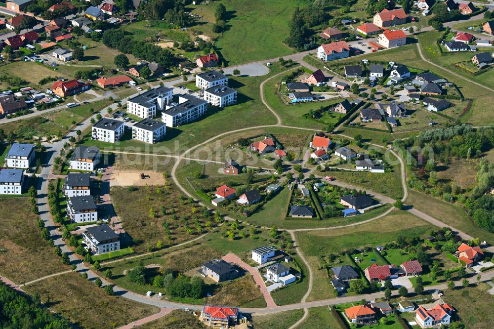 Aerial photograph Zarrentin am Schaalsee - Residential area construction site of a mixed development with multi-family houses and single-family houses- New building at the Am Kirchsee in Zarrentin am Schaalsee in the state Mecklenburg - Western Pomerania, Germany