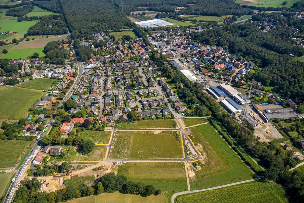 Hünxe from above - Residential area construction site of a mixed development with multi-family houses and single-family houses- New building at the Nelkenstrasse along the Schermbecker Landstrasse in Huenxe in the state North Rhine-Westphalia, Germany