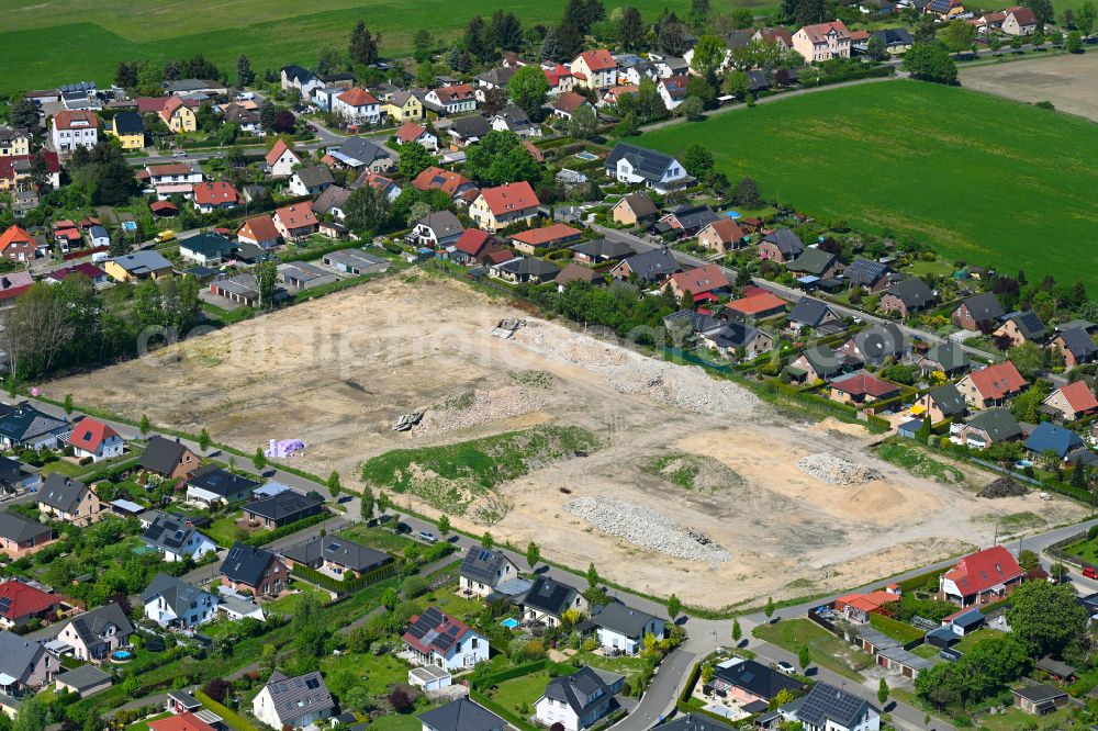 Bernau from the bird's eye view: Residential area construction site of a mixed development with multi-family houses and single-family houses- New building at the Rutenfeld on street Kastanienweg - Grenzweg - Birkenweg in the district Ladeburg in Bernau in the state Brandenburg, Germany