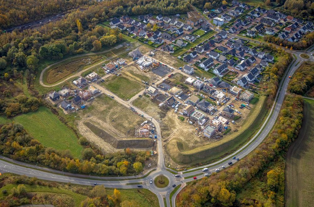 Hamm from the bird's eye view: Residential area construction site of a mixed development with multi-family houses and single-family houses- New building at the on Sachsenring in the district Heessen in Hamm in the state North Rhine-Westphalia, Germany