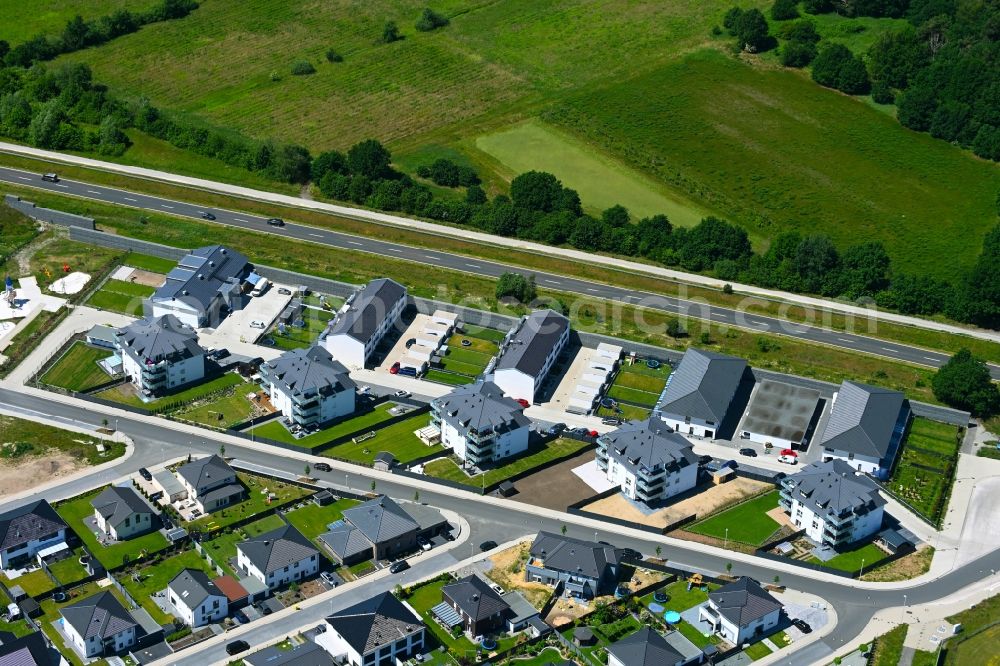Wolfsburg from the bird's eye view: Residential area construction site of a mixed development with multi-family houses and single-family houses- New building at the to the Widzaehnecke - Vor dem Teichdamme in the district Wendschott in Wolfsburg in the state Lower Saxony, Germany