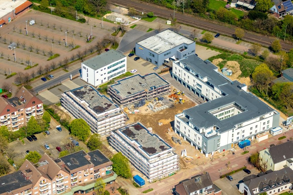 Aerial photograph Voerde (Niederrhein) - Construction site of the new buildings of the retirement home - retirement carpe diem on Bahnhofstrasse in Voerde (Niederrhein) in the state North Rhine-Westphalia, Germany