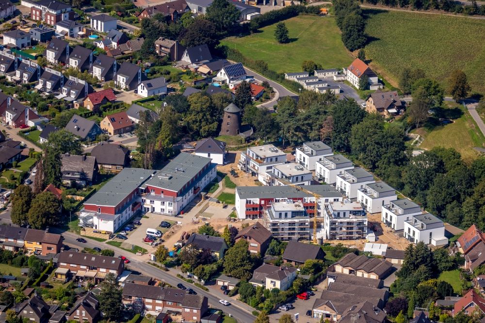 Aerial photograph Hünxe - Construction site of the new buildings of the retirement home - retirement of Malteserstift St. Barbara in Baugebiet Hoegemannshof Alte Weseler Strasse in Huenxe in the state North Rhine-Westphalia, Germany