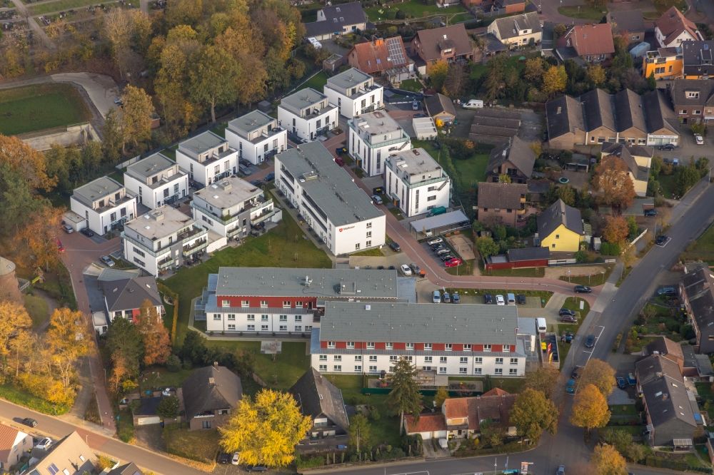 Aerial photograph Hünxe - Construction site of the new buildings of the retirement home - retirement of Malteserstift St. Barbara in Baugebiet Hoegemannshof Alte Weseler Strasse in Huenxe in the state North Rhine-Westphalia, Germany