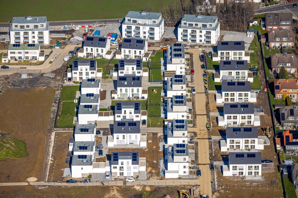 Holzwickede from the bird's eye view: Construction site for the new construction of the residential park Emscherquelle between Soelder Strasse and Margaretenstrasse in Holzwickede in the Ruhr area in the state North Rhine-Westphalia, Germany