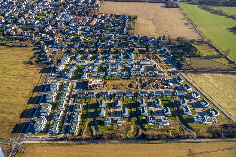 Holzwickede from the bird's eye view: Construction site for the new construction of the residential park Emscherquelle between Soelder Strasse and Margaretenstrasse in Holzwickede in the Ruhr area in the state North Rhine-Westphalia, Germany