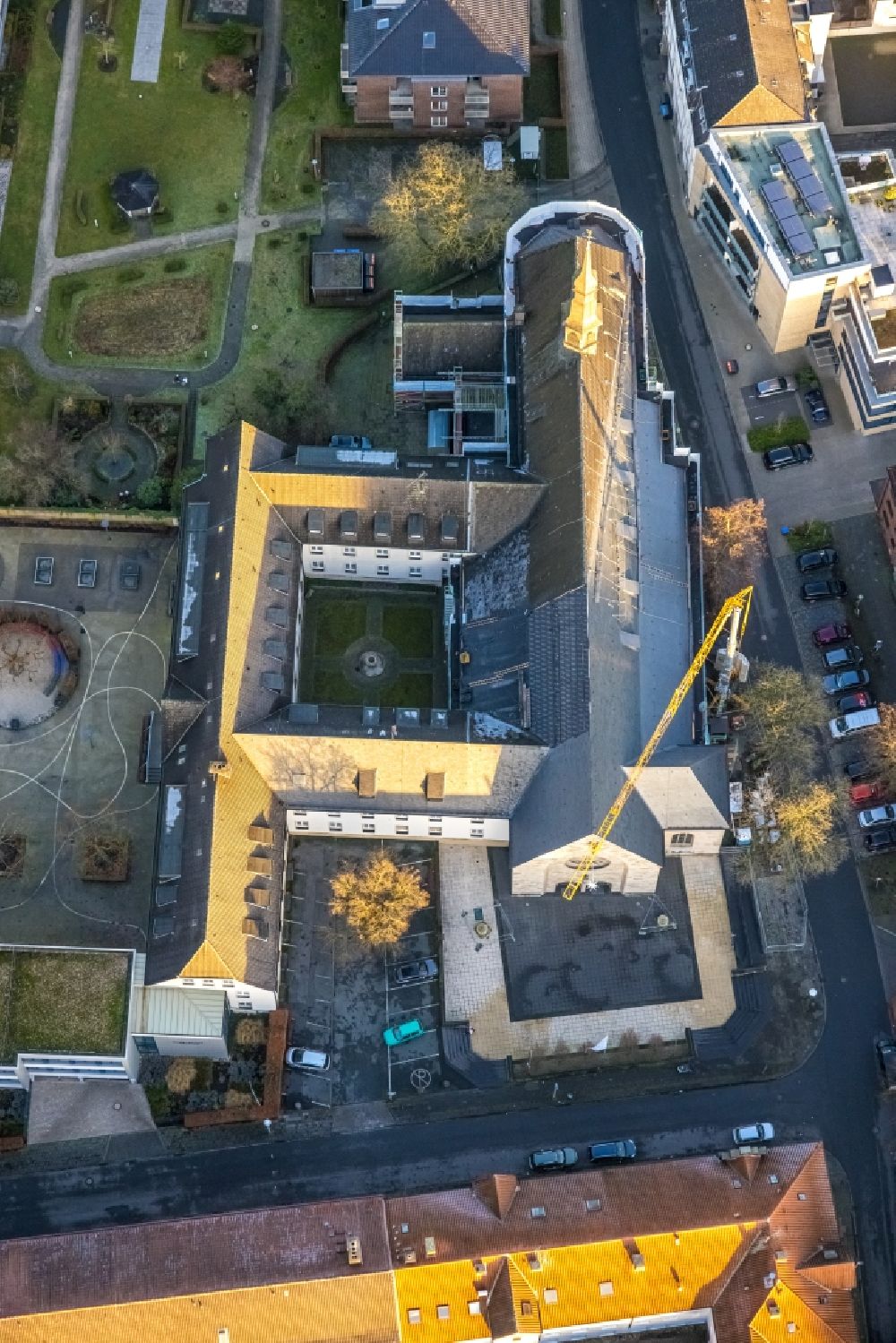 Aerial photograph Hamm - Construction site for renovation and reconstruction work on the church building St. Agnes Kirche on Bruederstrasse - Franziskanerstrasse in the district Heessen in Hamm at Ruhrgebiet in the state North Rhine-Westphalia, Germany