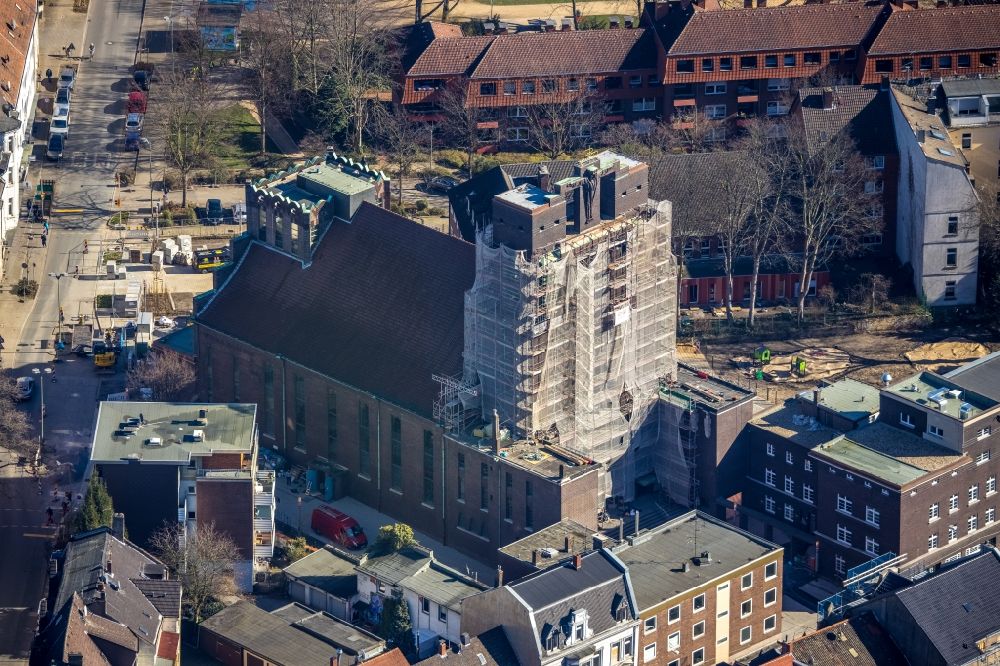 Aerial image Gelsenkirchen - Construction site for renovation and reconstruction work on the church building of Heilig-Kreuz-Kirche on Bochumer Strasse in the district Ueckendorf in Gelsenkirchen in the state North Rhine-Westphalia, Germany