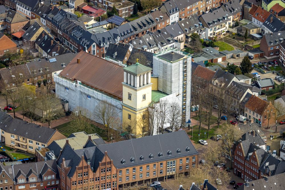 Rees from above - Construction site for renovation and reconstruction work on the church building St. Mariae Himmelfahrt on place Kirchplatz in Rees in the state North Rhine-Westphalia, Germany