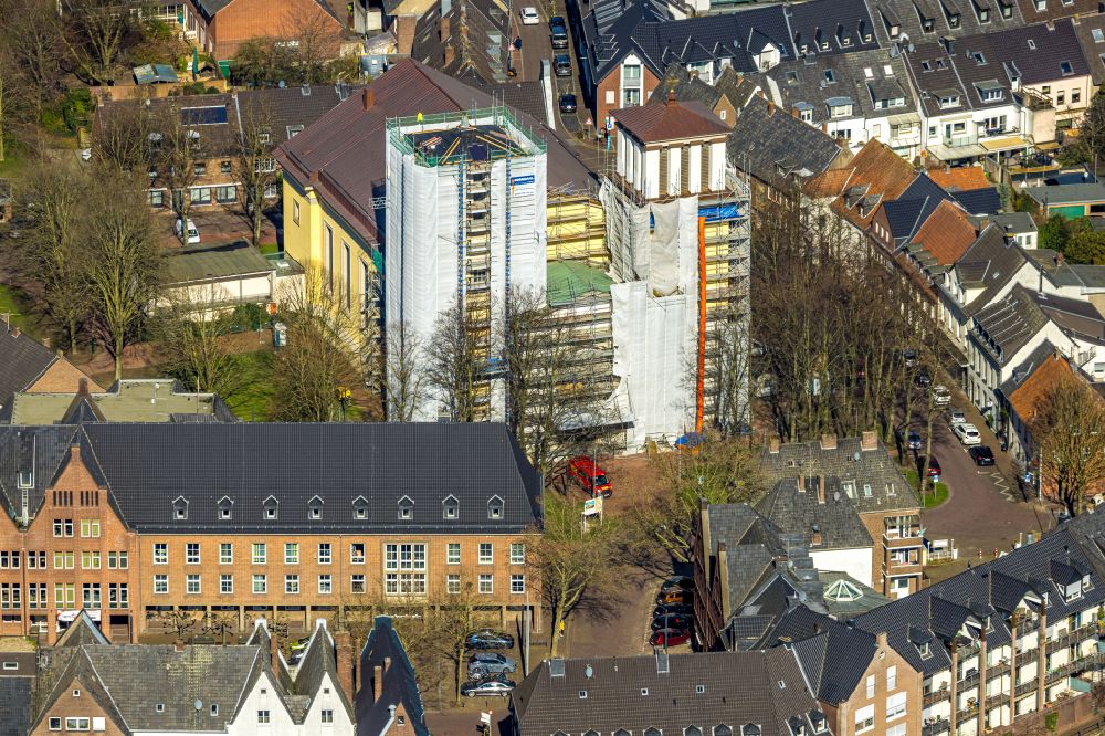 Aerial image Rees - Construction site for renovation and reconstruction work on the church building St. Mariae Himmelfahrt on place Kirchplatz in Rees in the state North Rhine-Westphalia, Germany