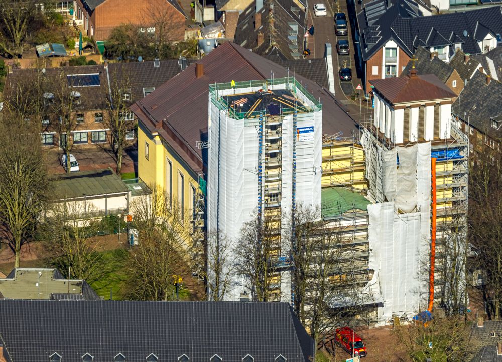 Aerial photograph Rees - Construction site for renovation and reconstruction work on the church building St. Mariae Himmelfahrt on place Kirchplatz in Rees in the state North Rhine-Westphalia, Germany