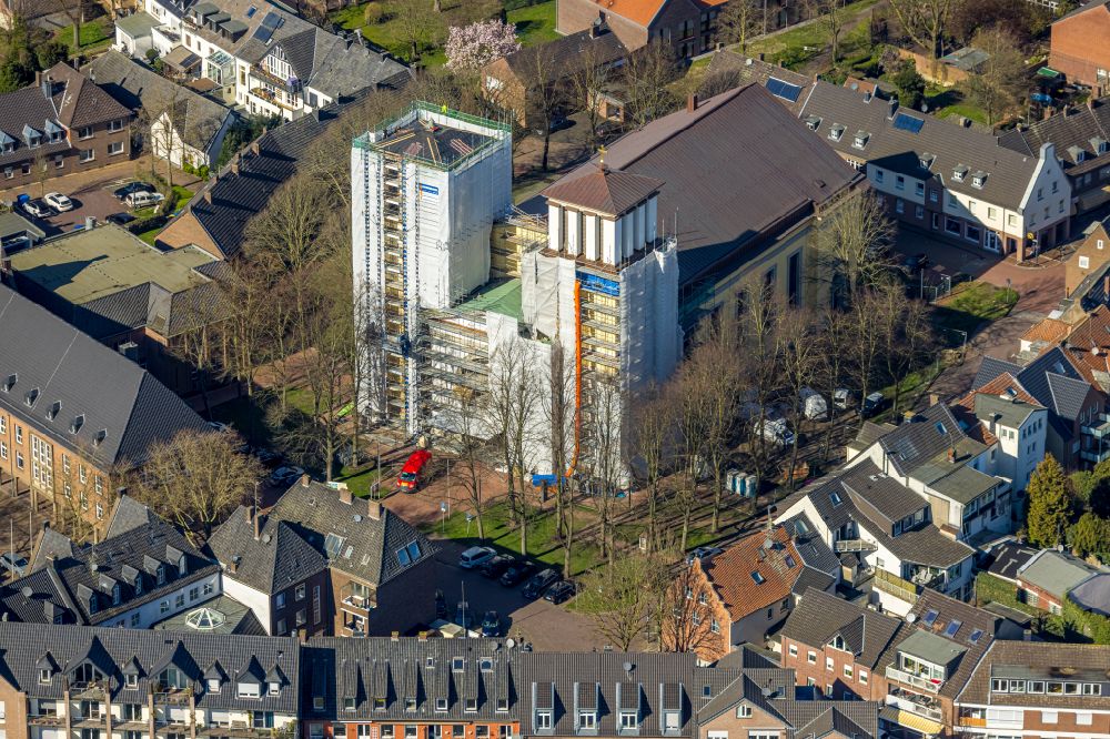 Rees from above - Construction site for renovation and reconstruction work on the church building St. Mariae Himmelfahrt on place Kirchplatz in Rees in the state North Rhine-Westphalia, Germany