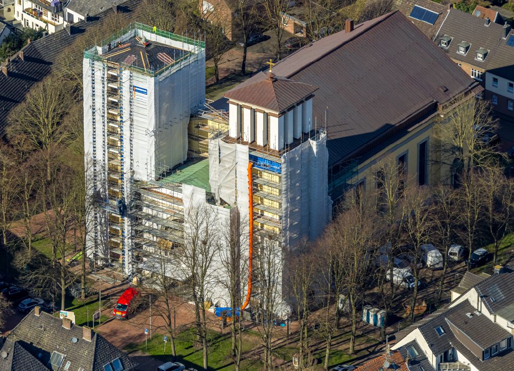 Rees from the bird's eye view: Construction site for renovation and reconstruction work on the church building St. Mariae Himmelfahrt on place Kirchplatz in Rees in the state North Rhine-Westphalia, Germany