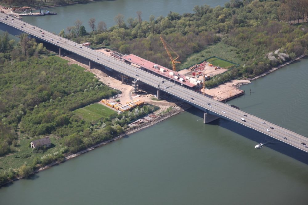 Aerial photograph Mainz - Construction site of the Schiersteiner bridge over the Rhine between Mombach in Rhineland-Palatinate and Schierstein in Hesse. In addition to the existing bridge is being built a second bridge structure. During construction, a pillar had sunk to the Mainz side, so that the highway A643 had to be closed early 2015 for about two months. schiersteinerbruecke.de