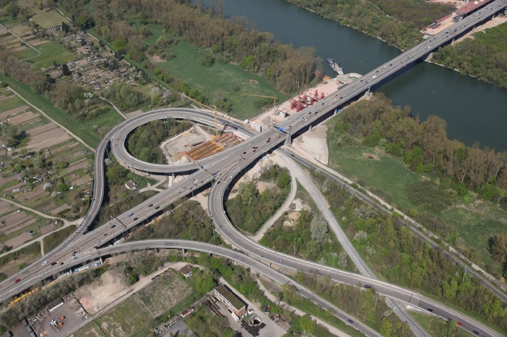 Aerial image Mainz - Construction site of the Schiersteiner bridge over the Rhine between Mombach in Rhineland-Palatinate and Schierstein in Hesse. In addition to the existing bridge is being built a second bridge structure. During construction, a pillar had sunk to the Mainz side, so that the highway A643 had to be closed early 2015 for about two months. schiersteinerbruecke.de