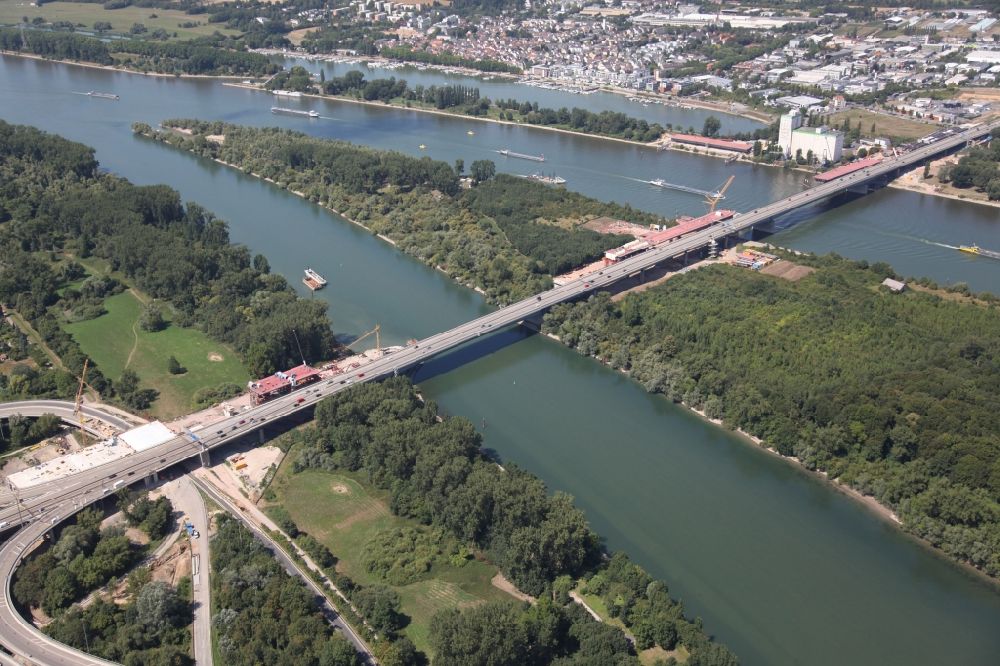 Aerial photograph Mainz - Construction site of the Schiersteiner bridge over the Rhine between Mombach in Rhineland-Palatinate and Schierstein in Hesse. In addition to the existing bridge is being built a second bridge structure. During construction, a pillar had sunk to the Mainz side, so that the highway A643 had to be closed early 2015 for about two months