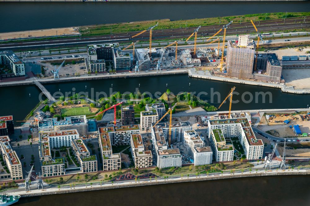 Aerial image Hamburg - View of the construction site of the city development area Baakenhafen on the Elbe in Hamburg. Since the resolution of the Senate in 1998, the harbor and the surrounding headlands are formally part of the project HafenCity, where the port areas released south of the city center of Hamburg from its original use and to be converted to retail, commercial, residential and leisure-related areas