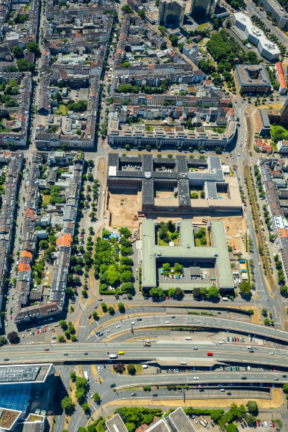 Düsseldorf from above - Redevelopment works at the police department and ministry for Bauen und Wohnen on Hubertusstrasse in Duesseldorf in the state of North Rhine-Westphalia